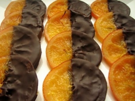 Karamelizuoti apelsinai šokolode 