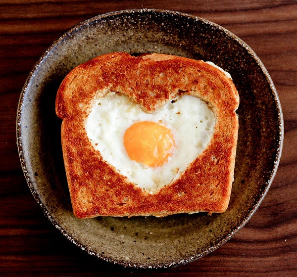 Širdelės formos kiaušinienė gruzdintoje duonoje