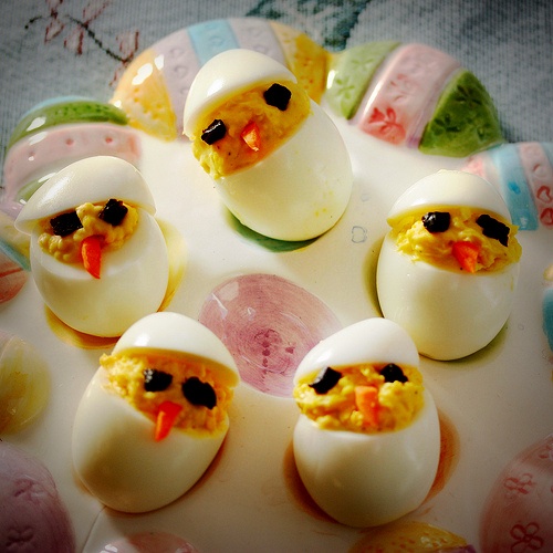 Įdaryti kiaušiniai - besiritantys viščiukai