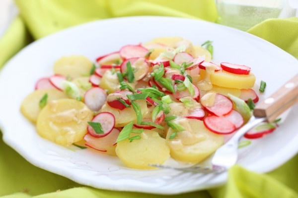 Bulvių salotos su šviežiais ridikėliais